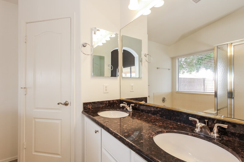 2,375/Mo, 9935 W Potter Dr Peoria, AZ 85382 Main Bathroom View
