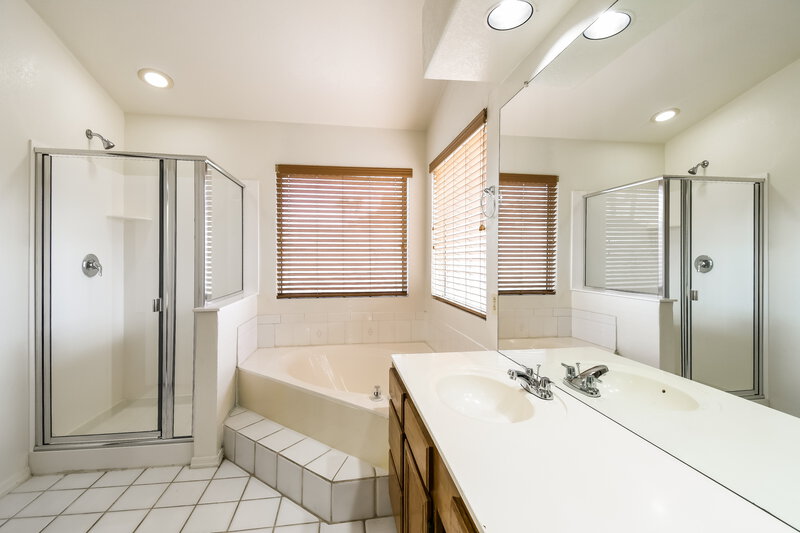 2,460/Mo, 1101 N Owl Dr Gilbert, AZ 85234 Main Bathroom View