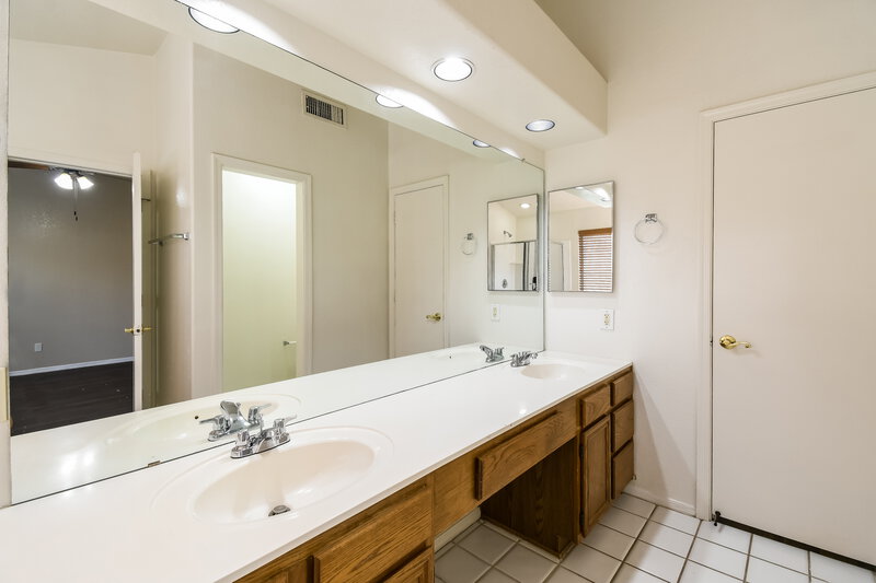 2,460/Mo, 1101 N Owl Dr Gilbert, AZ 85234 Main Bathroom View 2