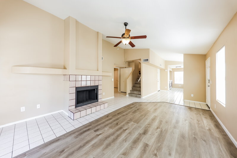 2,020/Mo, 8015 W Laurel Ln Peoria, AZ 85345 Living Room View 2