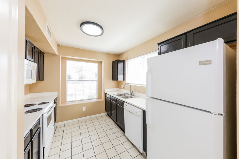 2,020/Mo, 8015 W Laurel Ln Peoria, AZ 85345 Kitchen View