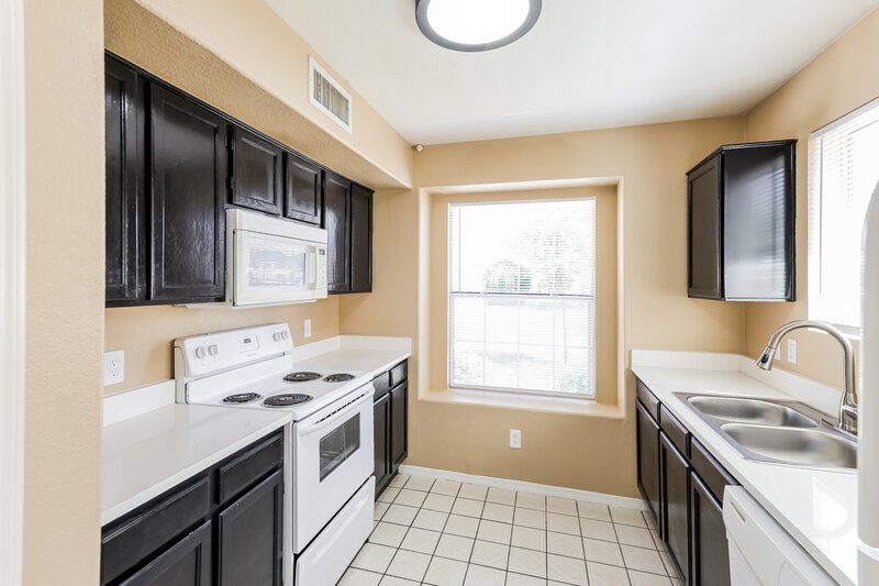 2,020/Mo, 8015 W Laurel Ln Peoria, AZ 85345 Kitchen View 2