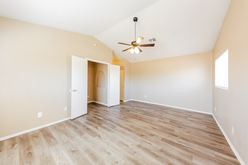 2,020/Mo, 8015 W Laurel Ln Peoria, AZ 85345 Main Bedroom View 2