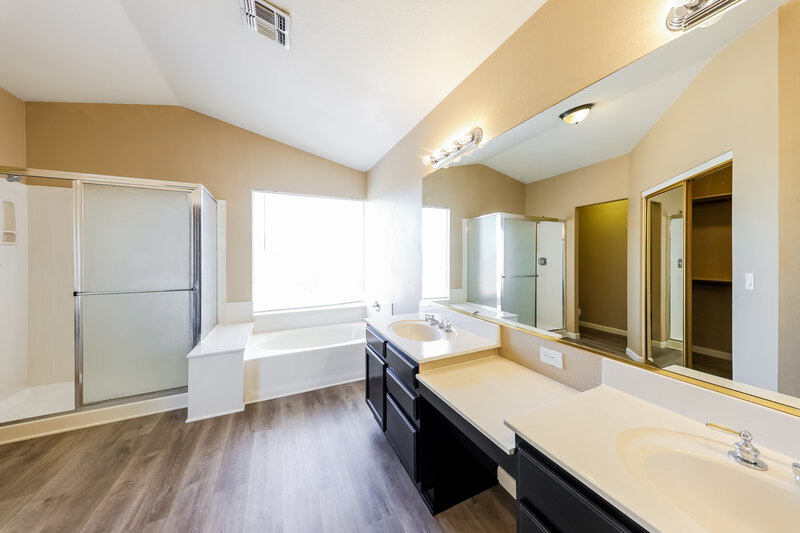 2,020/Mo, 8015 W Laurel Ln Peoria, AZ 85345 Main Bathroom View
