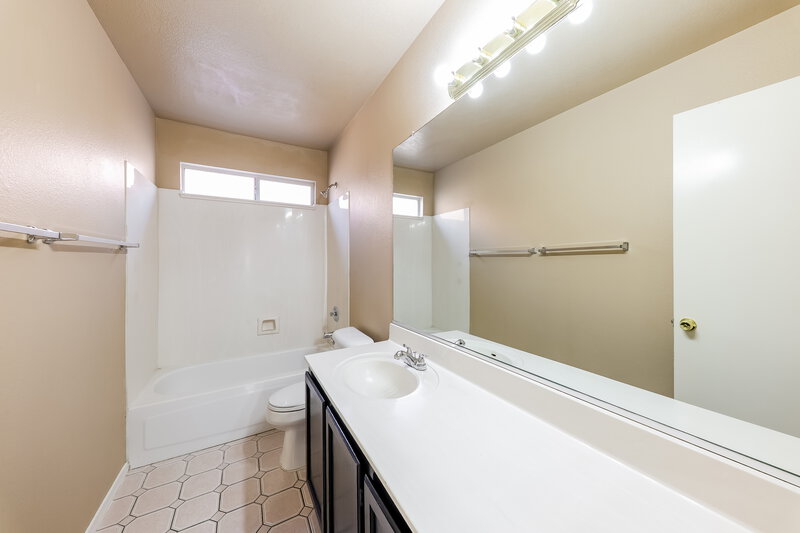 2,020/Mo, 8015 W Laurel Ln Peoria, AZ 85345 Bathroom View