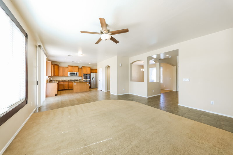 2,940/Mo, 27301 N 86th Ave Peoria, AZ 85383 Family Room View 2