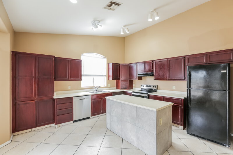 2,300/Mo, 7912 W Colter St Glendale, AZ 85303 Kitchen View