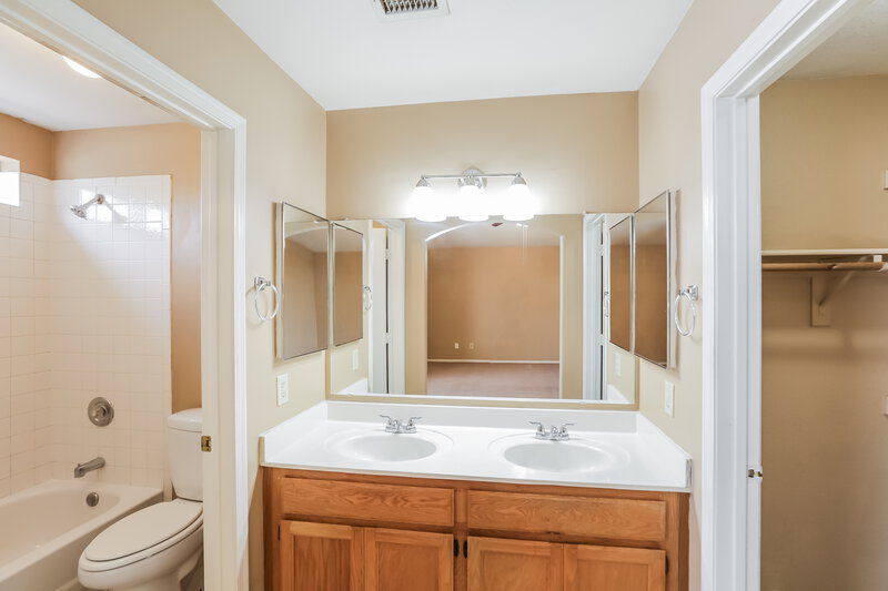 2,300/Mo, 7912 W Colter St Glendale, AZ 85303 Main Bathroom View