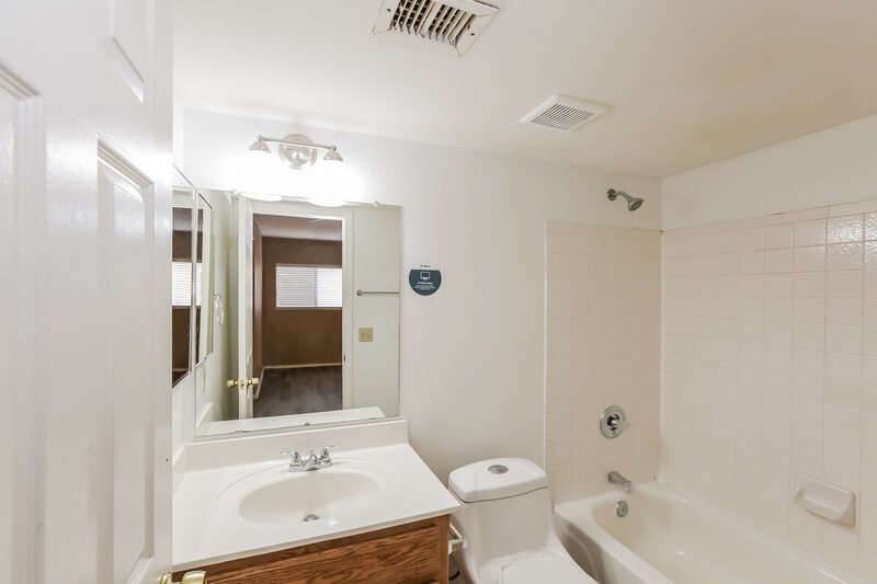 2,300/Mo, 7912 W Colter St Glendale, AZ 85303 Bathroom View