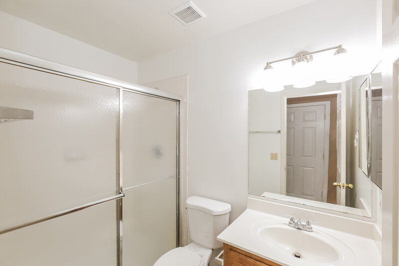 2,300/Mo, 7912 W Colter St Glendale, AZ 85303 Bathroom View 2