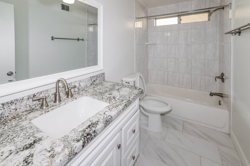 2,480/Mo, 3916 E Morrow Dr Phoenix, AZ 85050 Bathroom View