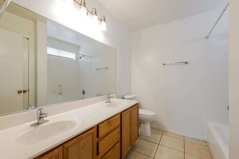 1,900/Mo, 12901 N 127th Ln El Mirage, AZ 85335 Main Bathroom View