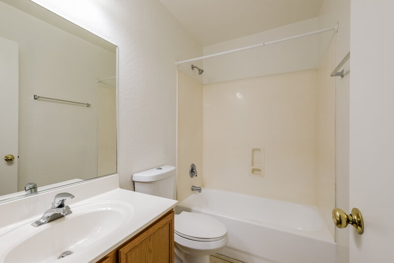 1,900/Mo, 12901 N 127th Ln El Mirage, AZ 85335 Bathroom View