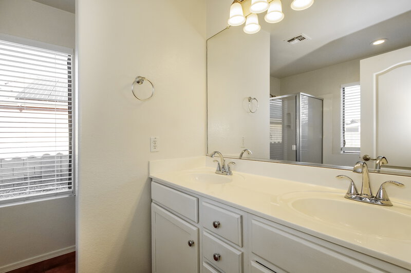 1,905/Mo, 15821 W Tara Ln Surprise, AZ 85374 Main Bathroom View