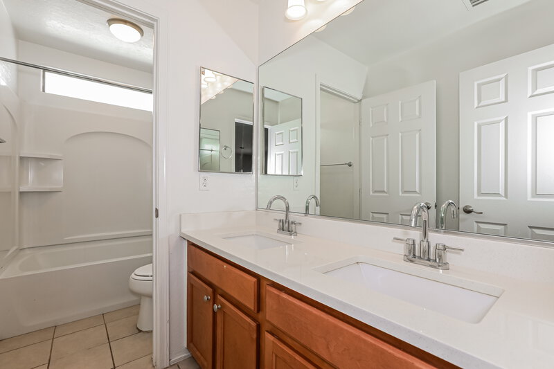 2,490/Mo, 3130 E Cowboy Cove Trl San Tan Valley, AZ 85143 Bathroom View