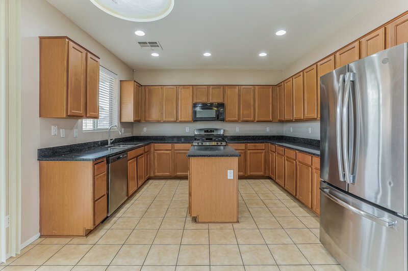 3,040/Mo, 7125 S 68th Gln Laveen, AZ 85339 Kitchen View