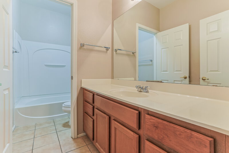 3,040/Mo, 7125 S 68th Gln Laveen, AZ 85339 Bathroom View 2