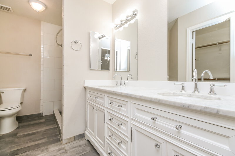 2,230/Mo, 921 S Val Vista Dr Unit 124 Mesa, AZ 85204 Main Bathroom View