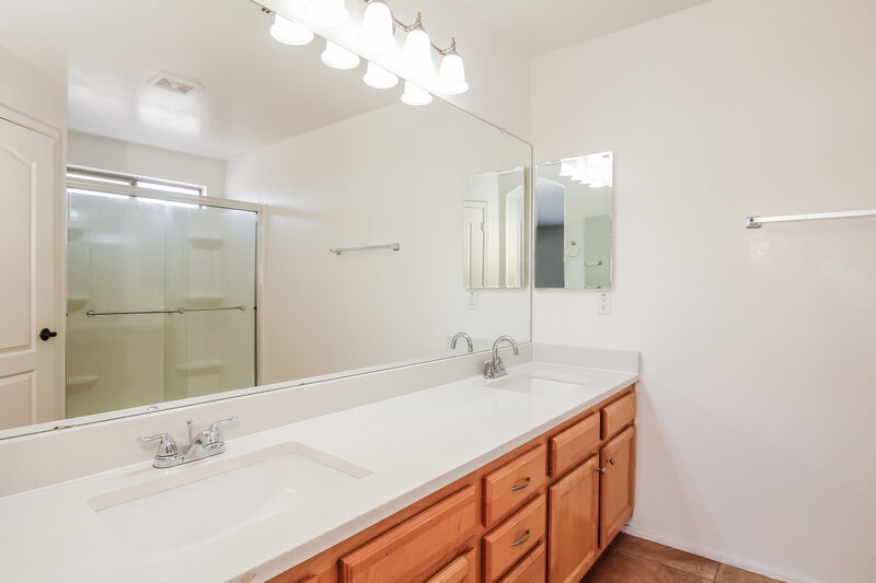 2,670/Mo, 4728 W St Charles Ave Laveen, AZ 85339 Main Bathroom View