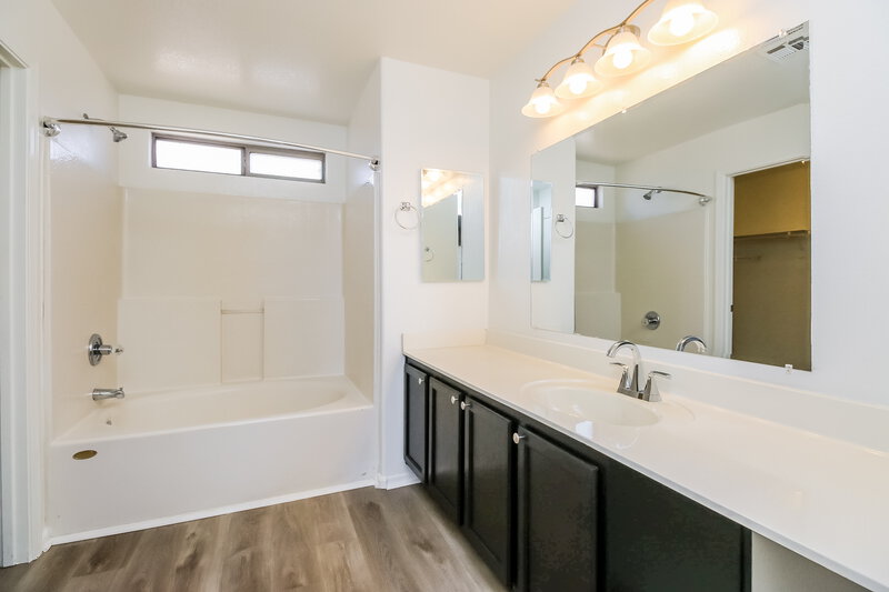 2,250/Mo, 1456 S Boulder St Unit A Gilbert, AZ 85296 Main Bathroom View