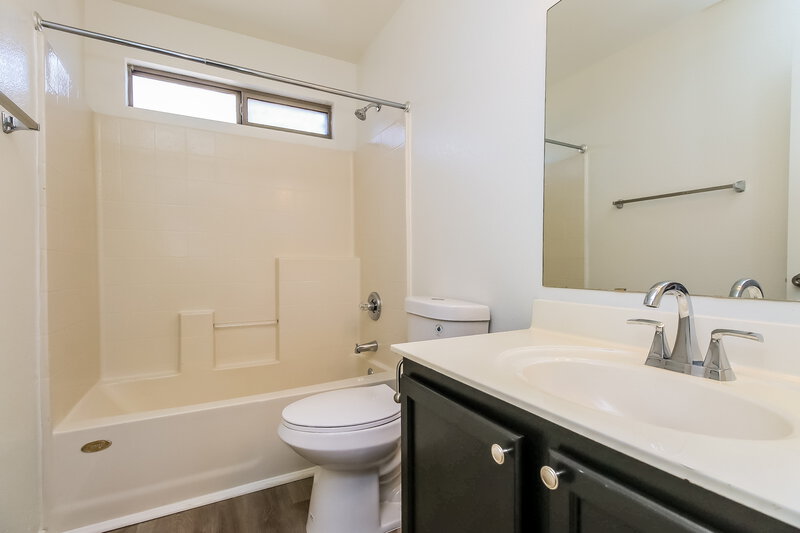 2,250/Mo, 1456 S Boulder St Unit A Gilbert, AZ 85296 Bathroom View 2