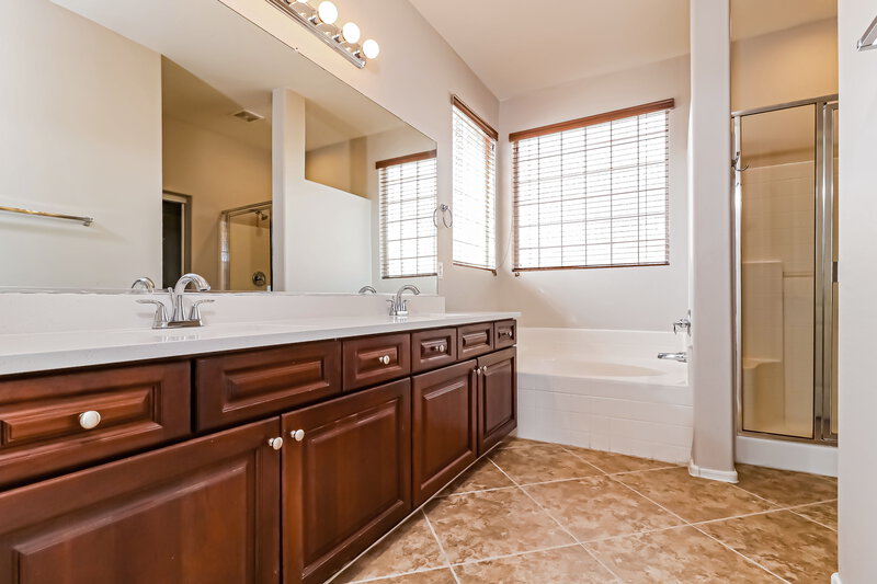2,270/Mo, 7313 W Ellis St Laveen, AZ 85339 Main Bathroom View