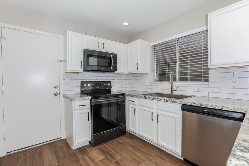 2,335/Mo, 4353 E Chuckwalla Cyn Phoenix, AZ 85044 Kitchen View 3