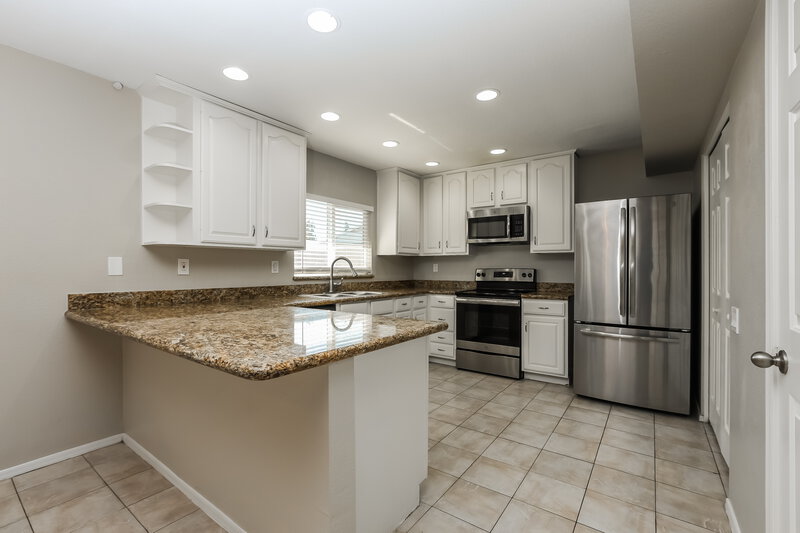 2,285/Mo, 7026 S 41st Pl Phoenix, AZ 85042 Kitchen View