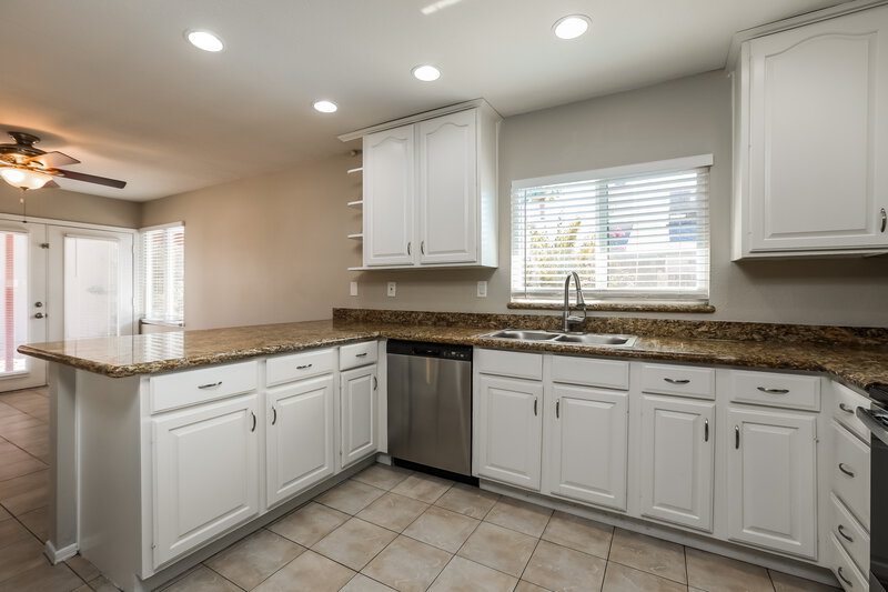 2,285/Mo, 7026 S 41st Pl Phoenix, AZ 85042 Kitchen View 2