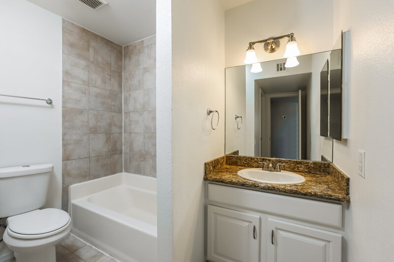2,285/Mo, 7026 S 41st Pl Phoenix, AZ 85042 Main Bathroom View