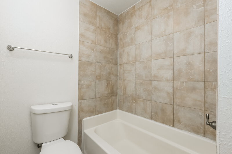 2,285/Mo, 7026 S 41st Pl Phoenix, AZ 85042 Main Bathroom View 2