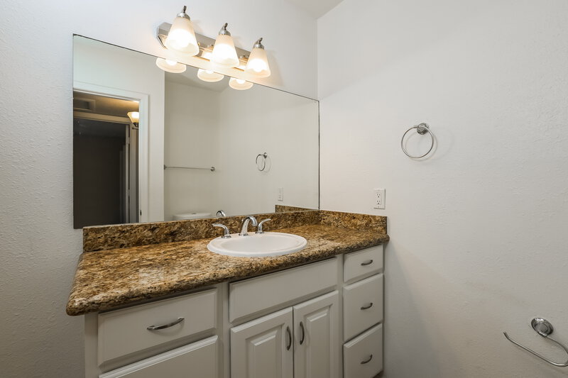 2,285/Mo, 7026 S 41st Pl Phoenix, AZ 85042 Bathroom View