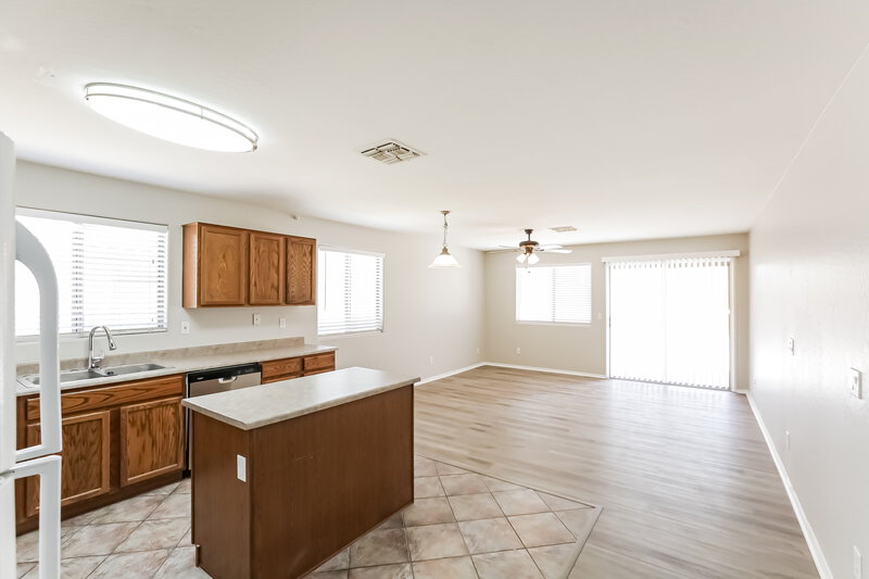 2,110/Mo, 11401 W Davis Ln Avondale, AZ 85323 Kitchen View
