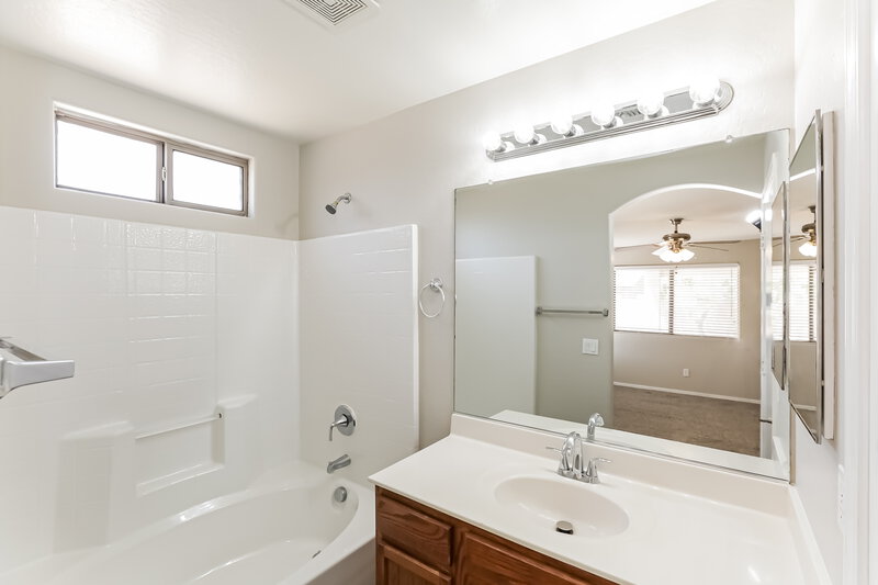 2,110/Mo, 11401 W Davis Ln Avondale, AZ 85323 Main Bathroom View