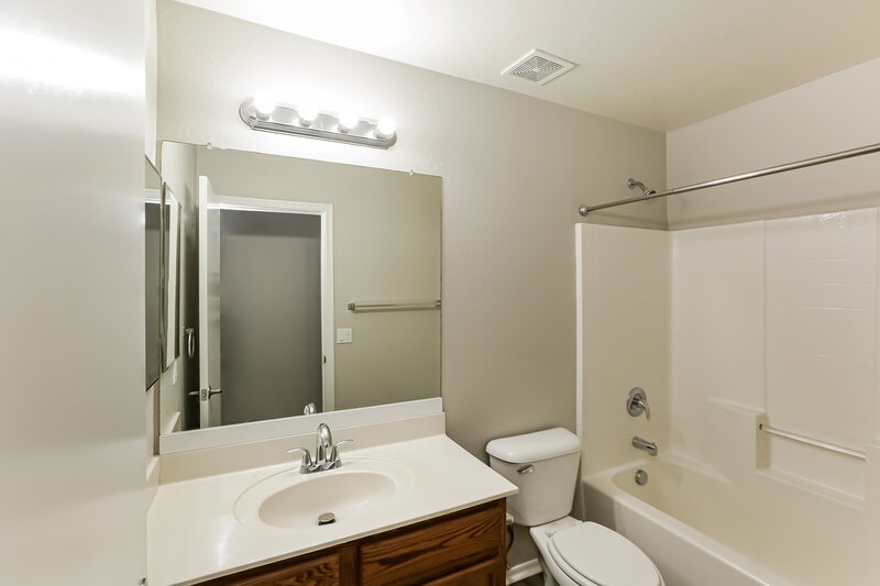 2,110/Mo, 11401 W Davis Ln Avondale, AZ 85323 Bathroom View
