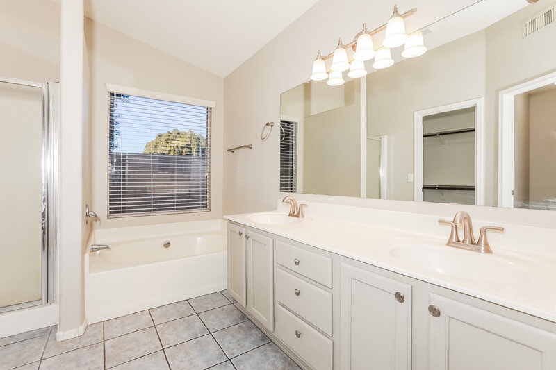 2,295/Mo, 6566 E Fox St Mesa, AZ 85205 Main Bathroom View