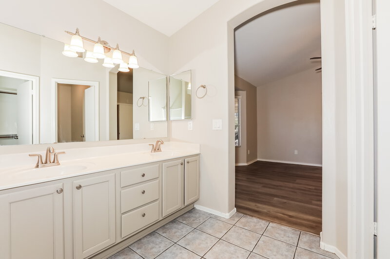 2,295/Mo, 6566 E Fox St Mesa, AZ 85205 Main Bathroom View 2