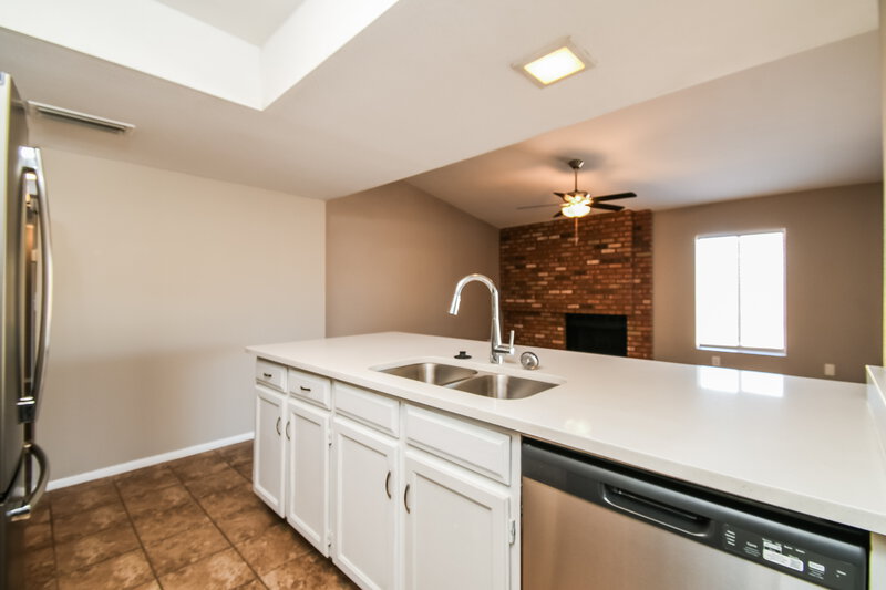 2,310/Mo, 12818 S Pai St Phoenix, AZ 85044 Kitchen View 3