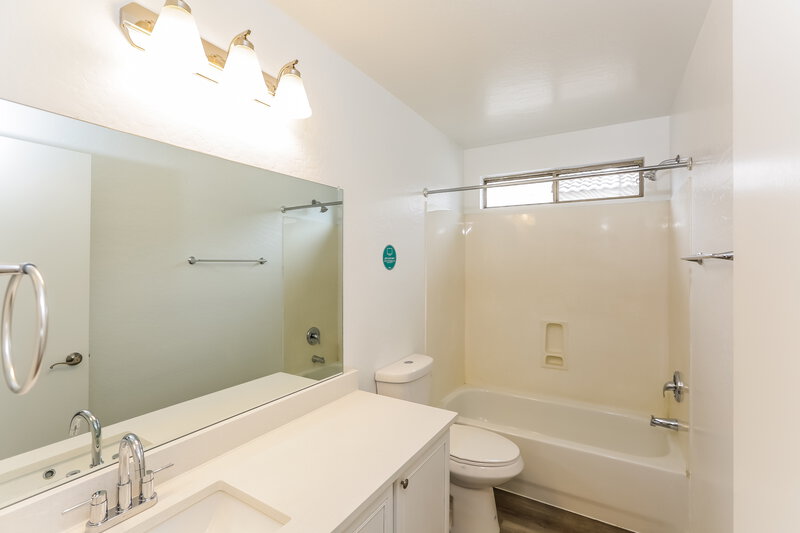 2,000/Mo, 12909 N 127th Ln El Mirage, AZ 85335 Main Bathroom View