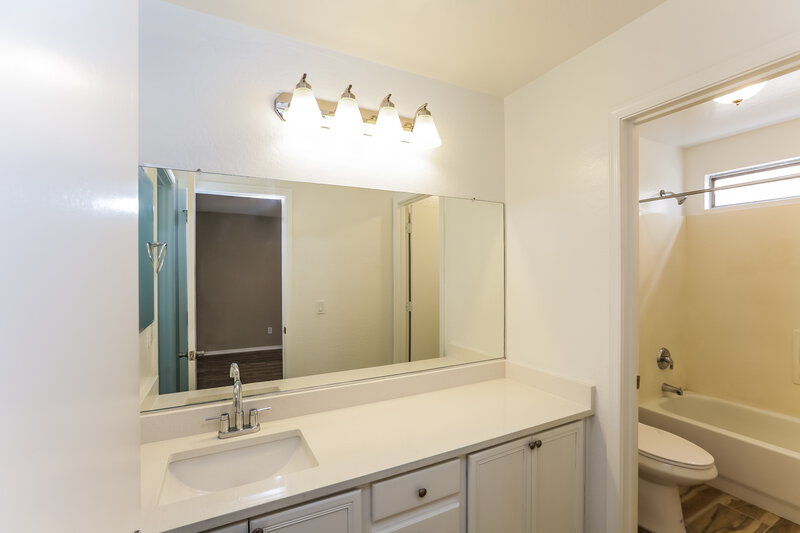 2,000/Mo, 12909 N 127th Ln El Mirage, AZ 85335 Bathroom View