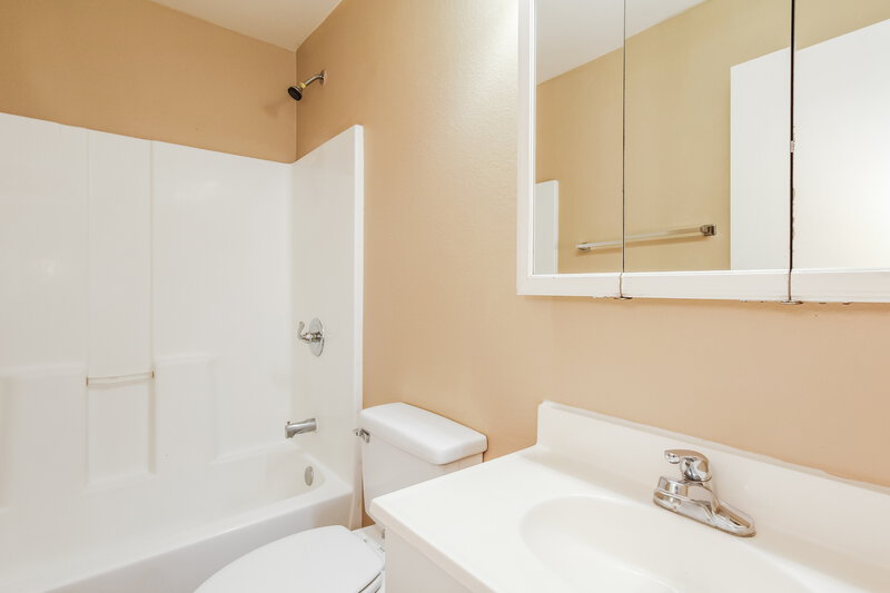 1,690/Mo, 305 E Gardenia Dr Avondale, AZ 85323 Main Bathroom View