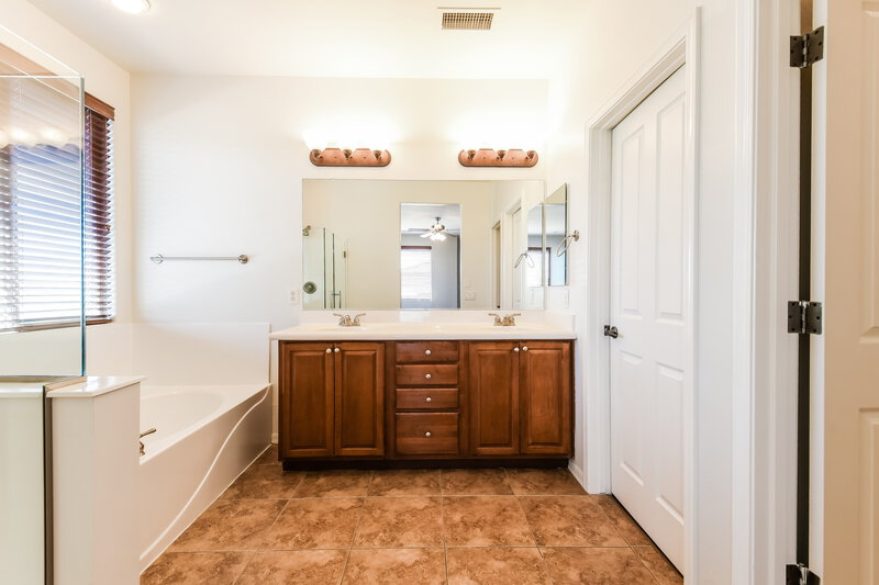2,425/Mo, 3419 W Darien Way Phoenix, AZ 85086 Main Bathroom View
