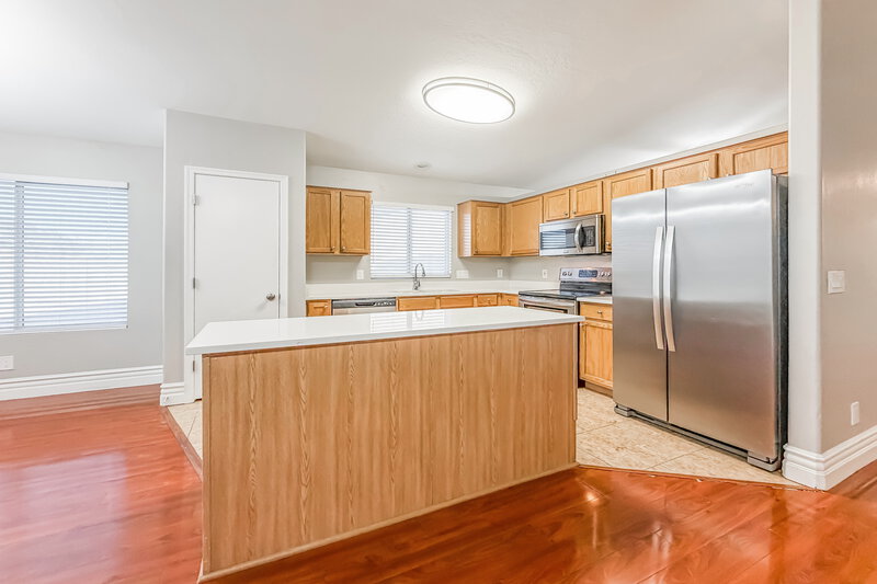 2,300/Mo, 10417 E Crescent Ave Mesa, AZ 85208 Kitchen View 2