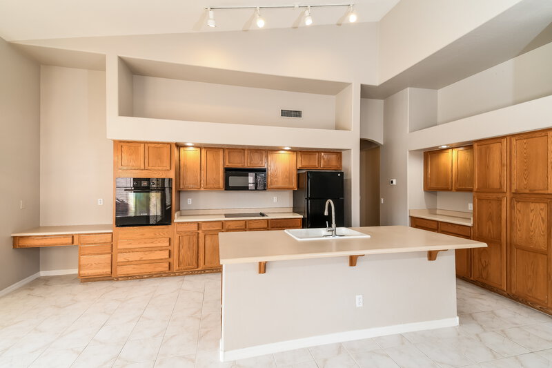 2,715/Mo, 1343 W Indigo Dr Chandler, AZ 85248 Kitchen View 2
