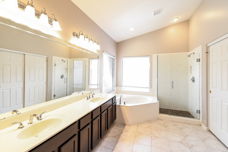 2,715/Mo, 1343 W Indigo Dr Chandler, AZ 85248 Main Bathroom View