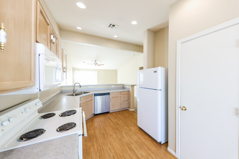 1,960/Mo, 10855 W Edgemont Ave Avondale, AZ 85392 Kitchen View 2