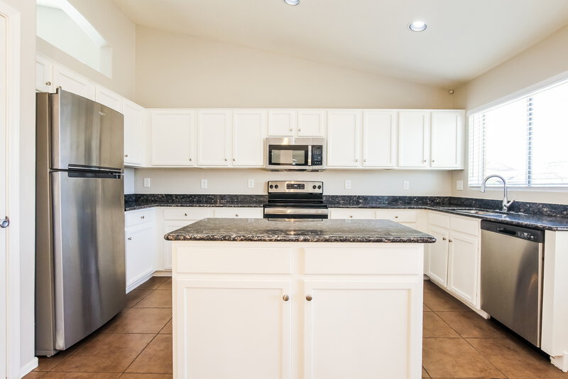 2,830/Mo, 7310 N 82nd Ave Glendale, AZ 85303 Kitchen View