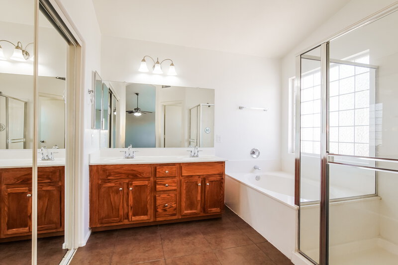 2,830/Mo, 7310 N 82nd Ave Glendale, AZ 85303 Main Bathroom View