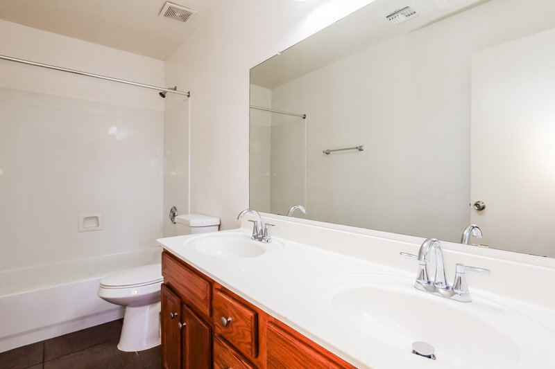 2,830/Mo, 7310 N 82nd Ave Glendale, AZ 85303 Bathroom View