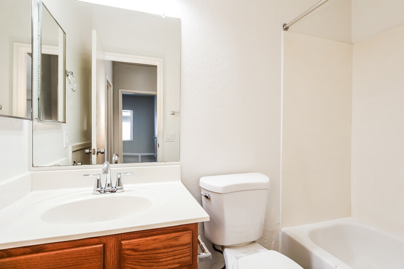 2,830/Mo, 7310 N 82nd Ave Glendale, AZ 85303 Bathroom View 2